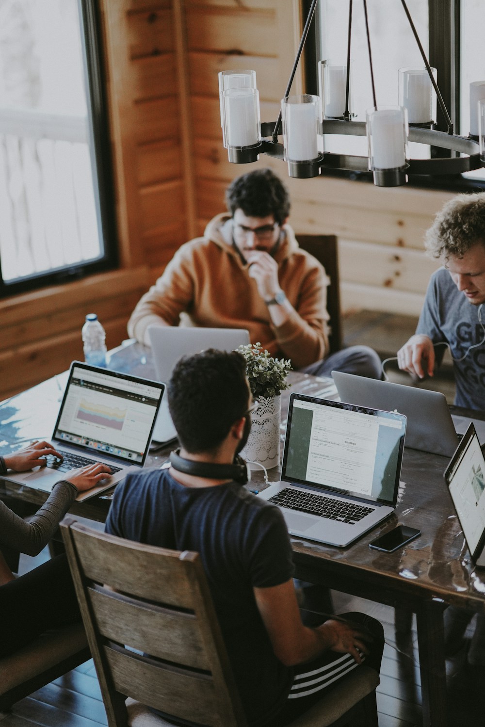 Equipo de profesionales en una reunión de trabajo