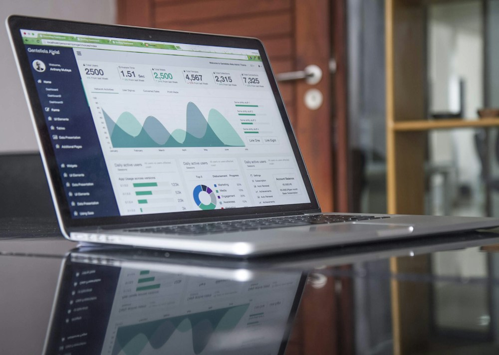 Análisis de información financiera en una computadora