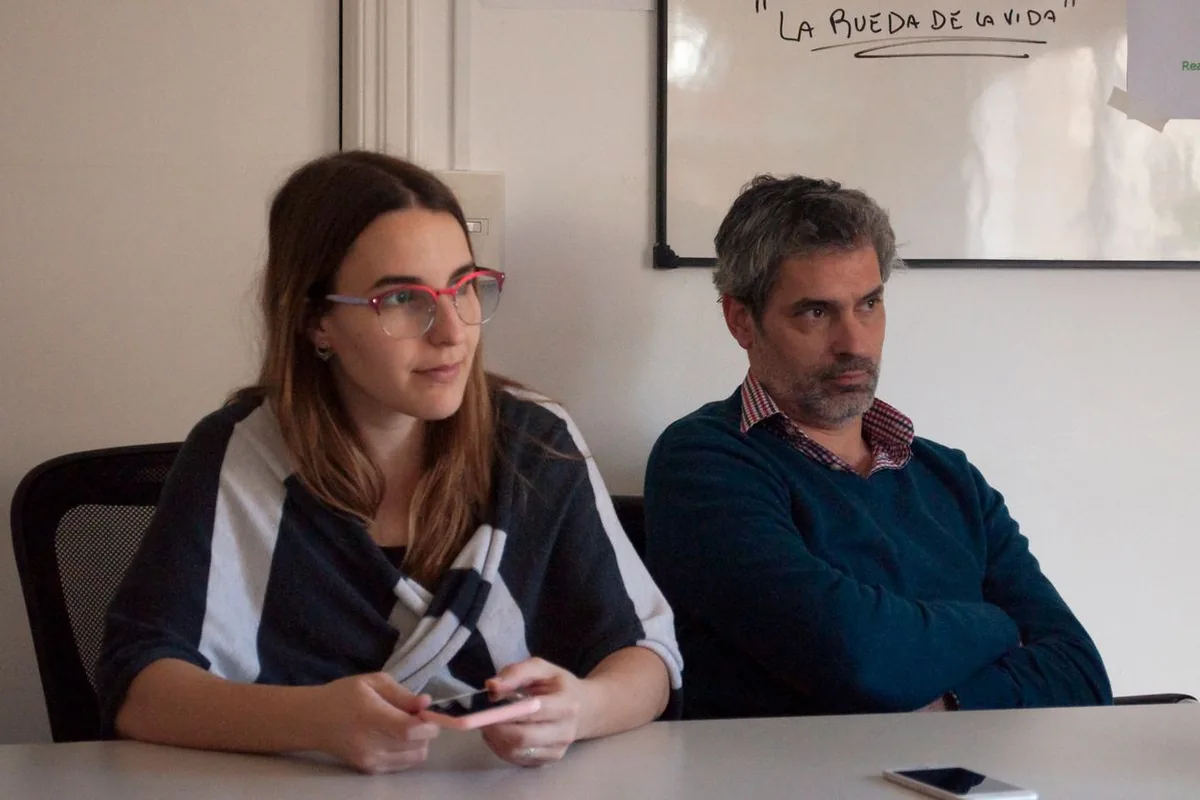 Profesionales revisando información durante una reunión — imagen ilustrativa