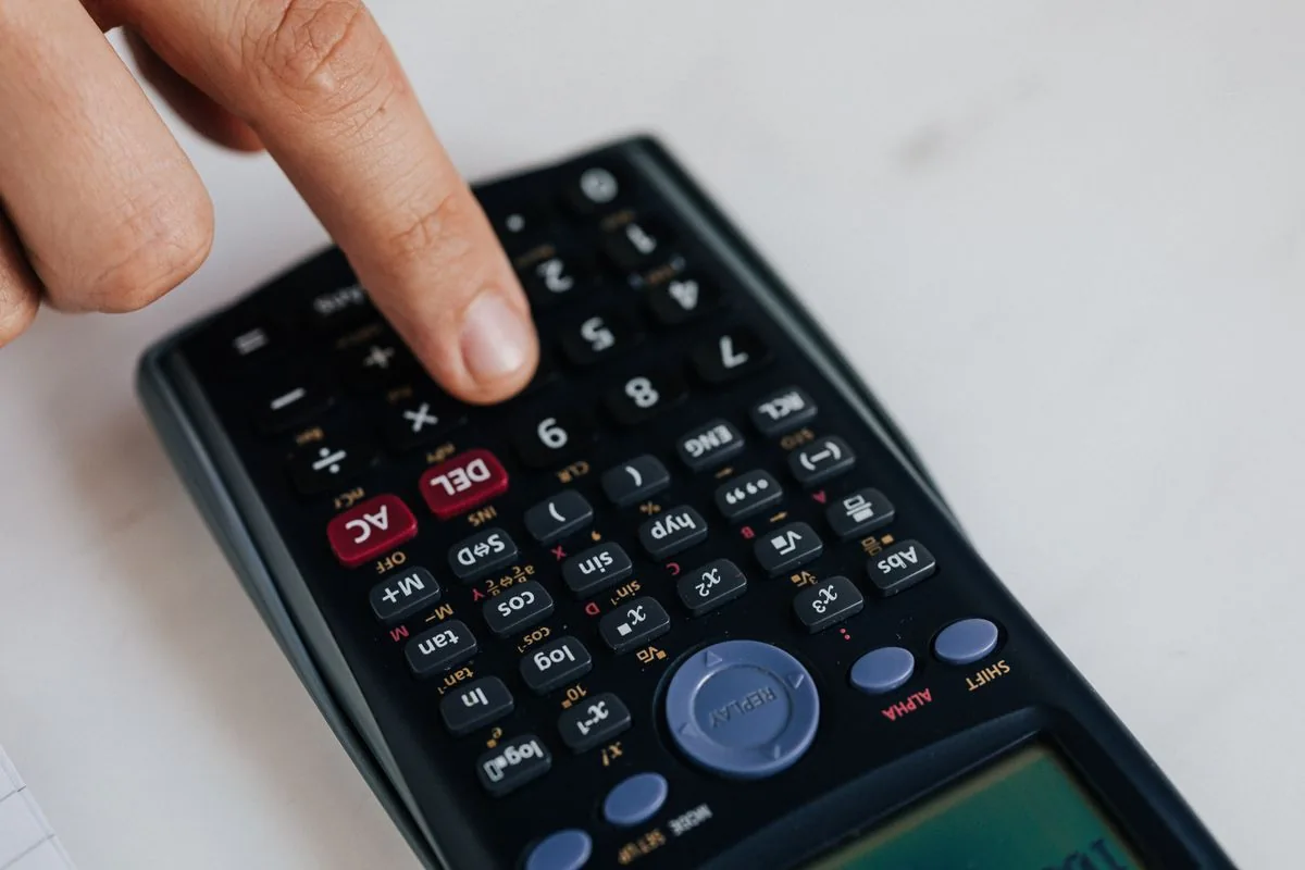 Calculadora utilizada para revisar operaciones numéricas — imagen ilustrativa