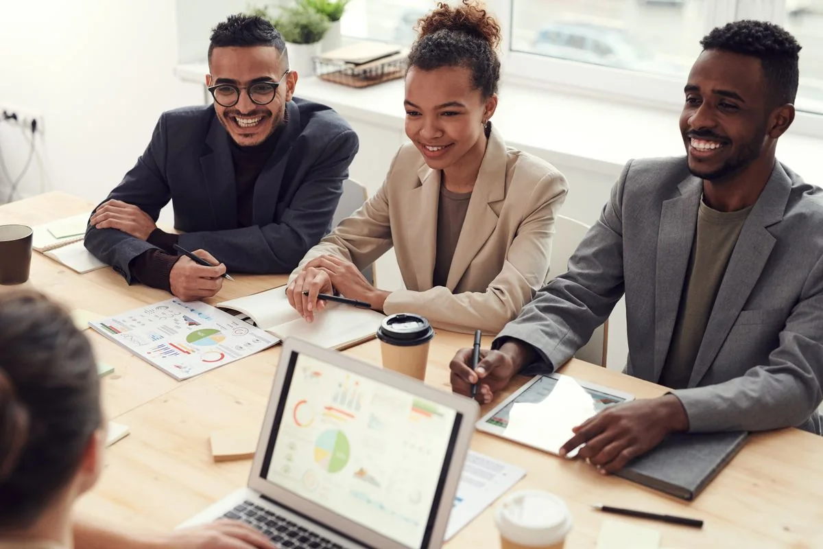 Profesionales conversando sobre información de negocio — imagen ilustrativa