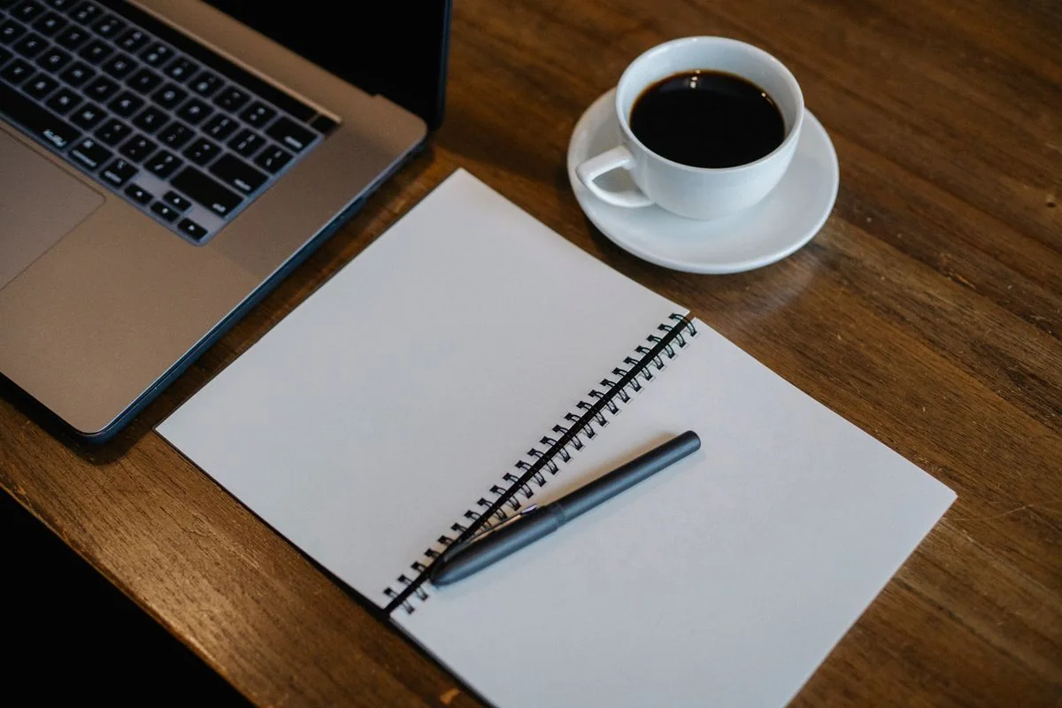 Computadora y cuaderno preparados para trabajo de oficina — imagen ilustrativa