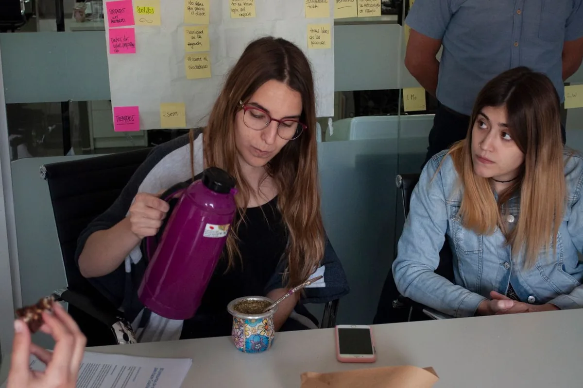 Profesionales revisando información en una computadora — imagen ilustrativa