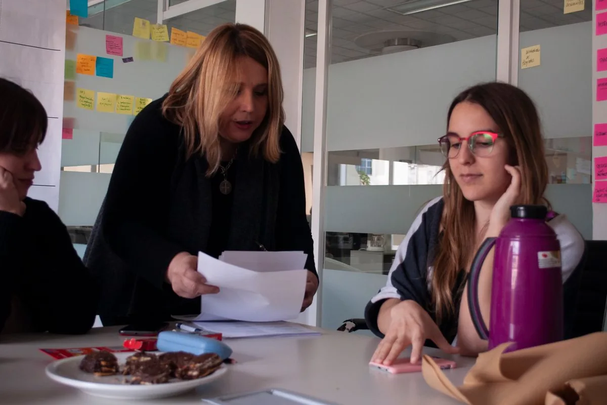 Conversación de trabajo sobre un documento — imagen ilustrativa