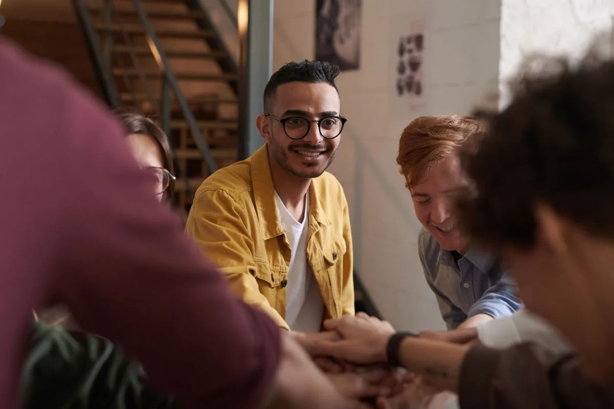 Conversación entre integrantes de un equipo — imagen ilustrativa