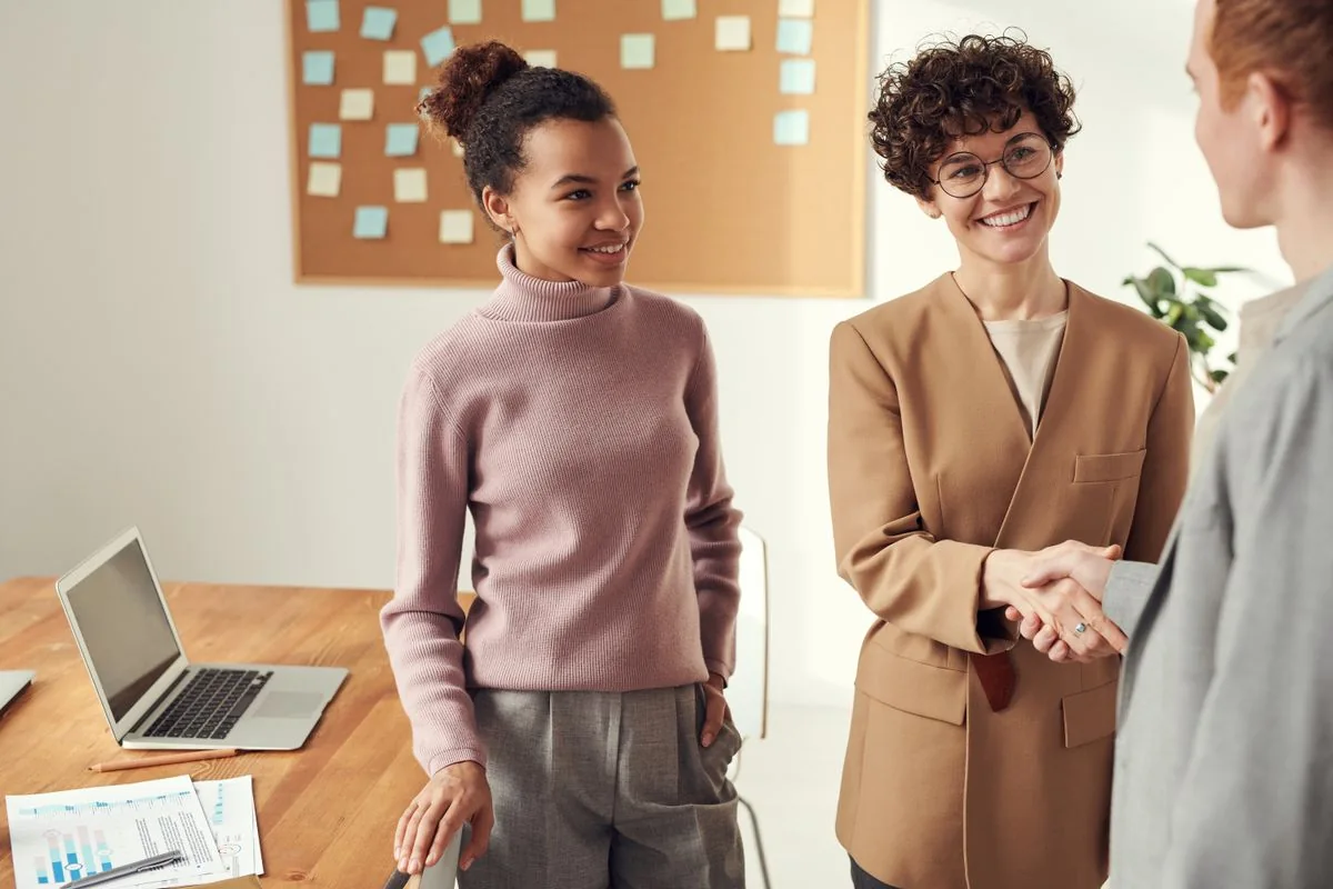 Profesionales conversando en una oficina — imagen ilustrativa