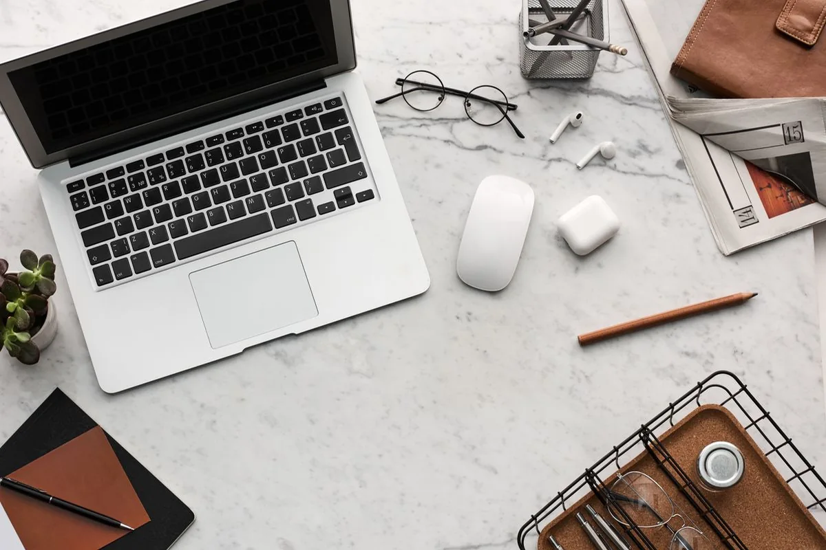 Computadora y materiales organizados en un escritorio — imagen ilustrativa