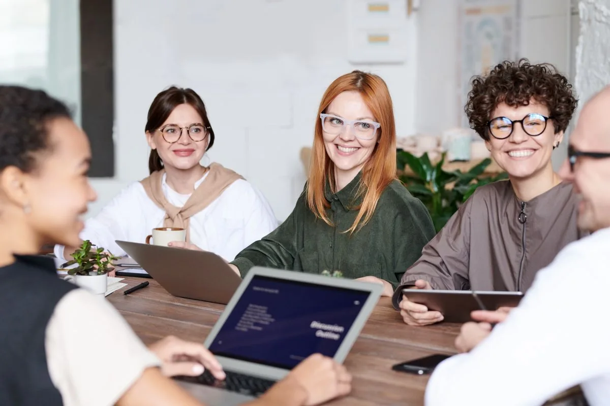 Equipo revisando información en computadoras — imagen ilustrativa