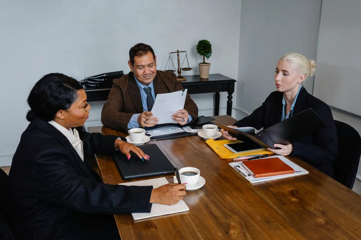 Profesionales reunidos para revisar un asunto legal — imagen ilustrativa