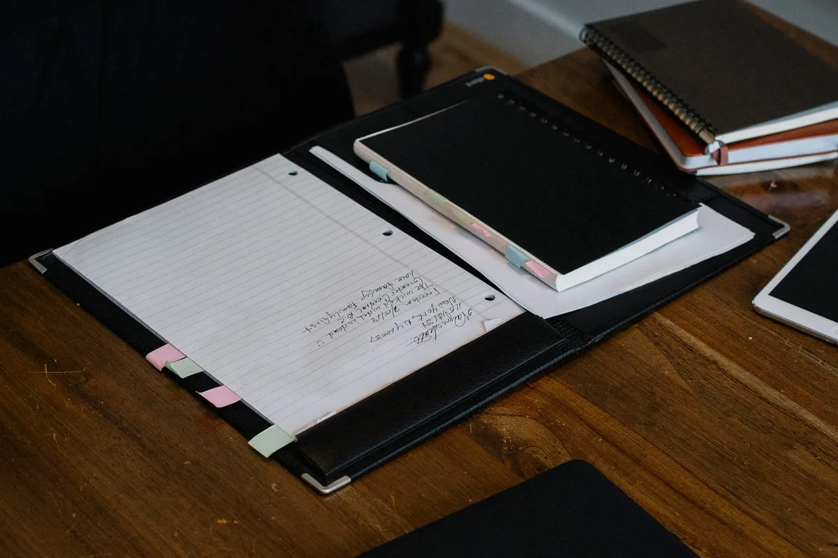 Documentos y cuadernos preparados para una revisión — imagen ilustrativa