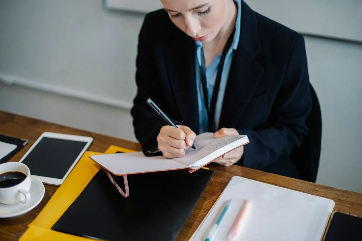 Profesional tomando notas durante una consulta — imagen ilustrativa