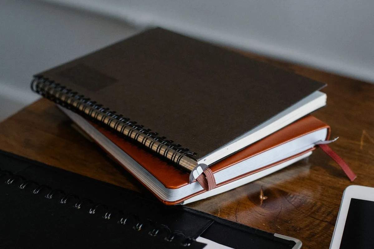 Cuadernos y material de consulta sobre una mesa — imagen ilustrativa